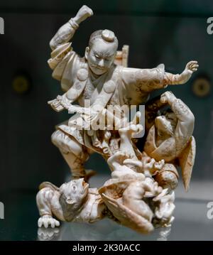 Hojo Takatoki und Tengu, geflügelter Dämon, Kobold - Elfenbeinschnitzerei - japanische Figur, Japan. Ende des 19.. Jahrhunderts Stockfoto