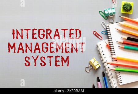 Closeup auf Geschäftsmann hält eine Karte mit Text integrierten MANAGEMENT-SYSTEM, Business Konzept Bild mit soft-Fokus-Hintergrund und Vintage-Ton Stockfoto