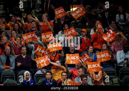 Arnhem, Niederlande. 23. September 2022. ARNHEM, NIEDERLANDE - 23. SEPTEMBER: Unterstützer der Niederlande während des Pools Ein Phase-1-Spiel zwischen den Niederlanden und Kenia am 1. Tag der FIVB Volleyball-Frauen-Weltmeisterschaft 2022 beim Gelredome am 23. September 2022 in Arnhem, Niederlande (Foto von Rene Nijhuis/Orange Picters) Quelle: Orange Pics BV/Alamy Live News Stockfoto