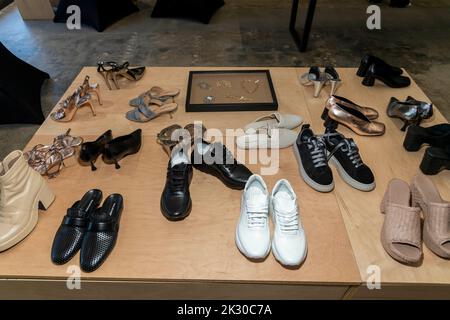 Santa Monica, USA. 22. September 2022. Schuhe zum Verkauf im Ava's Heart Shop for A Cause und Buchunterzeichnung in der Elaine Kim, Santa Monica, CA am 22. September 2022 Quelle: Eugene Powers/Alamy Live News Stockfoto