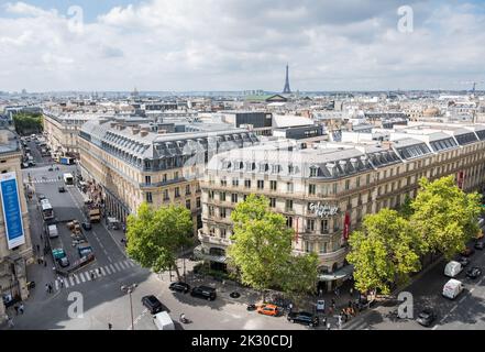 Paris, Frankreich - August 26 2022: Dachterrasse der Galerie Lafayette: Blick über Paris vom 8.. Stock des berühmten Einkaufszentrums in Paris, Frankreich Stockfoto