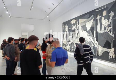 Besucher, die sich Pablo Picassos Guernica-Gemälde im Reina Sofia Museum Madrid, Spanien, angeschaut haben Stockfoto