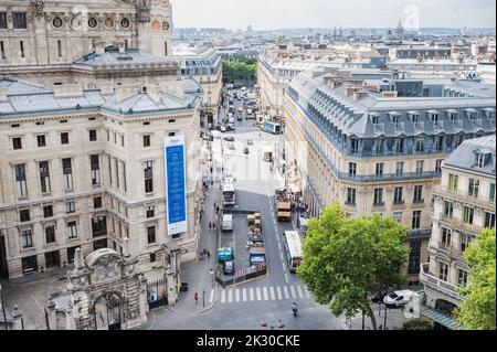 Paris, Frankreich - August 26 2022: Dachterrasse der Galerie Lafayette: Blick über Paris vom 8.. Stock des berühmten Einkaufszentrums in Paris, Frankreich Stockfoto