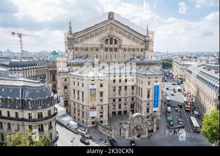 Paris, Frankreich - August 26 2022: Dachterrasse der Galerie Lafayette: Blick über Paris vom 8.. Stock des berühmten Einkaufszentrums in Paris, Frankreich Stockfoto