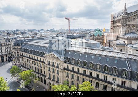 Paris, Frankreich - August 26 2022: Dachterrasse der Galerie Lafayette: Blick über Paris vom 8.. Stock des berühmten Einkaufszentrums in Paris, Frankreich Stockfoto