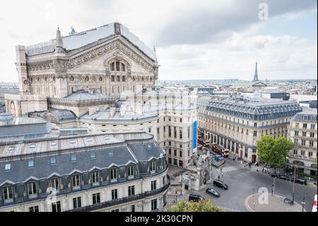 Paris, Frankreich - August 26 2022: Dachterrasse der Galerie Lafayette: Blick über Paris vom 8.. Stock des berühmten Einkaufszentrums in Paris, Frankreich Stockfoto