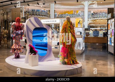 Paris, Frankreich - August 26 2022: Innenräume in den Galerien Lafayette. Boutiquen, Touristenbummel im Einkaufszentrum. Stockfoto