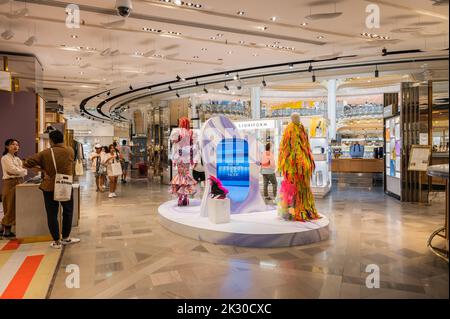 Paris, Frankreich - August 26 2022: Innenräume in den Galerien Lafayette. Boutiquen, Touristenbummel im Einkaufszentrum. Stockfoto