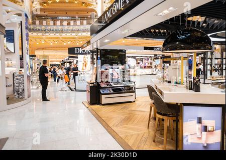 Paris, Frankreich - August 26 2022: Innenräume in den Galerien Lafayette. Boutiquen berühmter Marken, Touristen, die im Einkaufszentrum stöbern. Stockfoto