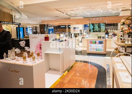 Paris, Frankreich - August 26 2022: Innenräume in den Galerien Lafayette. Boutiquen berühmter Marken, Touristen, die im Einkaufszentrum stöbern. Stockfoto