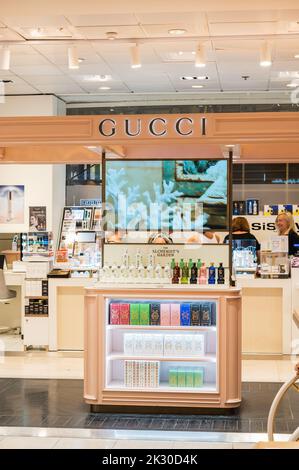 Paris, Frankreich - August 26 2022: Innenräume in den Galerien Lafayette. Boutiquen berühmter Marken, Touristen, die im Einkaufszentrum stöbern. Stockfoto