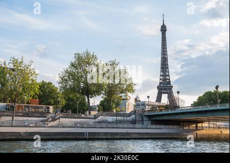 Paris, Frankreich - 26 2022. August: Blick auf den Eiffelturm vom Flusskreuzfahrtschiff in der Nähe der Brücke namens Pont del Alma Stockfoto