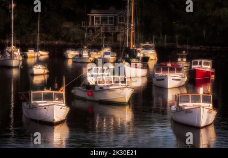 Innerhalb der malerischen Stadt Ogunquit, Maine ist der Hafen, Perkins Cove. Die Bucht ist ein beliebtes Touristenziel und ein sicherer Hafen zum Angeln und zum ple Stockfoto