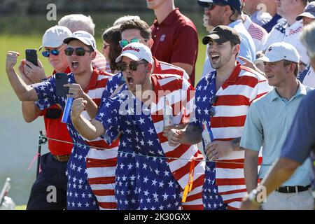 Charlotte, Usa. 23. September 2022. Fans jubeln bei der Präsidenten-Cup-Golfmeisterschaft in Charlotte, North Carolina, am Freitag, 23. September 2022, für die USA an. Foto von Nell Redmond/UPI. Kredit: UPI/Alamy Live Nachrichten Stockfoto