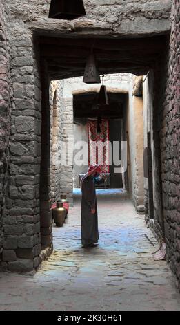 Innenallee mit Mann Al Ula Altstadt Saudi-Arabien Stockfoto