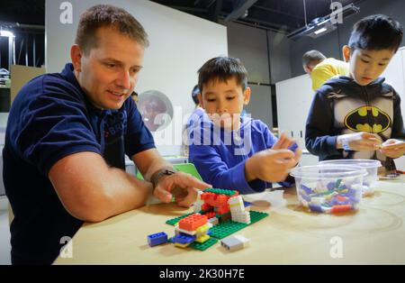 Vancouver, Kanada. 23. September 2022. Kinder lernen beim Tech-Up Showcase auf der Science World in Vancouver, Kanada, am 23. September 2022, Geschicklichkeit durch den Einsatz von LEGO Steinen zu erlernen. Quelle: Liang Sen/Xinhua/Alamy Live News Stockfoto