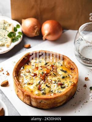 Studioaufnahme von frisch gebackenen Mandelkuchen Stockfoto