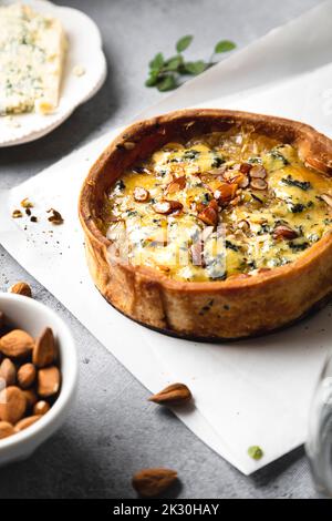 Studioaufnahme von frisch gebackenen Mandelkuchen Stockfoto