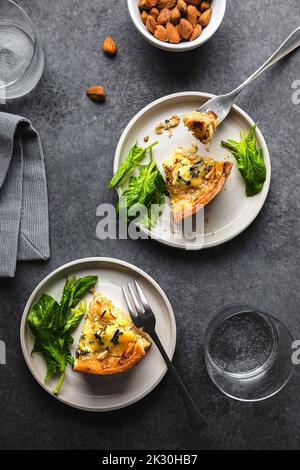 Studio Schuss von zwei Platten mit Scheiben Mandelkuchen Stockfoto