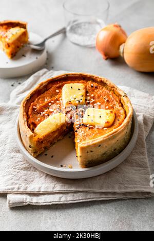 Studio-Shot mit frisch gebackenem Butternut-Kürbiskuchen mit Sesamsamen Stockfoto