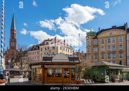 Deutschland, Bayern, München, Wiener Platz im Sommer mit Cafés im Vordergrund und die Neue St. Johns Kirche im Hintergrund Stockfoto