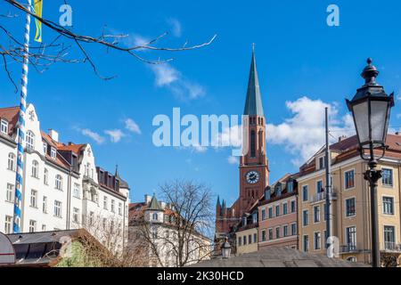 Deutschland, Bayern, München, Häuser rund um den Wiener Platz im Sommer mit der Neuen St. Johns Kirche im Hintergrund Stockfoto