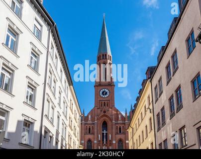 Deutschland, Bayern, München, Häuser vor der Kirche des Neuen Heiligen Johannes Stockfoto