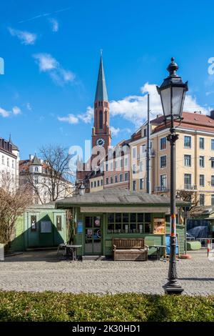 Deutschland, Bayern, München, Wiener Platz im Sommer mit Kiosk im Vordergrund und Neue St. Johns Kirche im Hintergrund Stockfoto