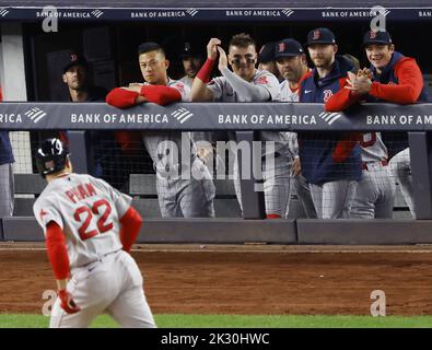 Bronx, Usa. 23. September 2022. Boston Red Sox Tommy Pham trifft im ersten Inning gegen die New York Yankees im Yankee Stadium in New York City am Freitag, den 23. September 2022, einen Solo-Heimlauf. Foto von John Angelillo/UPI Credit: UPI/Alamy Live News Stockfoto