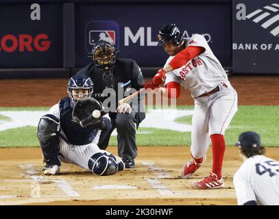 Bronx, Usa. 23. September 2022. Boston Red Sox Tommy Pham trifft im ersten Inning gegen die New York Yankees im Yankee Stadium in New York City am Freitag, den 23. September 2022, einen Solo-Heimlauf. Foto von John Angelillo/UPI Credit: UPI/Alamy Live News Stockfoto