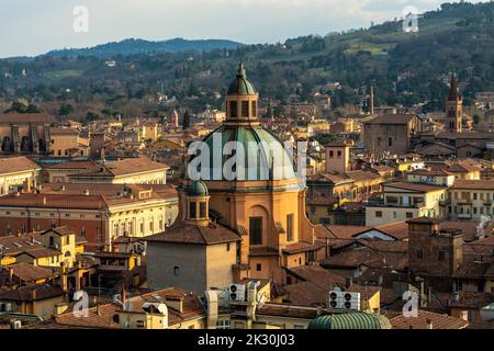 Italien, Emilia-Romagna, Bologna, Heiligendom von Santa Maria della Vita und die umliegenden Altstadtgebäude Stockfoto