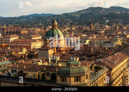 Italien, Emilia-Romagna, Bologna, Heiligendom von Santa Maria della Vita und die umliegenden Altstadtgebäude Stockfoto