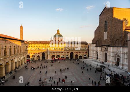 Italien, Emilia-Romagna, Bologna, Piazza Maggiore mit Basilika San Petronio und Fassade des Palazzo dei Banchi in der Abenddämmerung Stockfoto