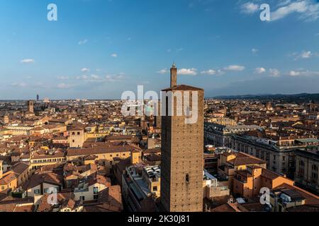 Italien, Emilia-Romagna, Bologna, Blick auf die historische Altstadt mit einem hohen mittelalterlichen Turm im Vordergrund Stockfoto