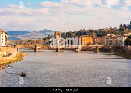 Italien, die Toskana, Florenz, der Fluss Arno und die Dreifaltigkeitsbrücke in der Abenddämmerung Stockfoto