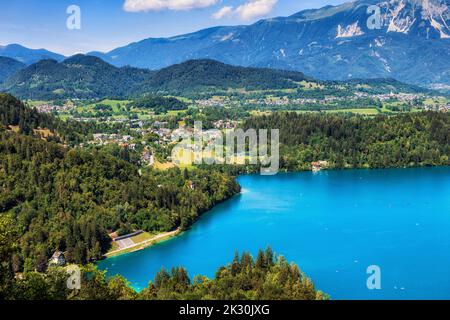 Slowenien, Oberkrain, Blick auf den Bleder See und die nahe gelegene Stadt im Sommer Stockfoto