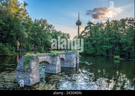 Deutschland, Nordrhein-Westfalen, Köln, Reste einer alten Bogenbrücke im MediaPark-See Stockfoto