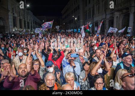 Rom, Italien. 23. September 2022. Rom 23. September 2022: Die 5-Sterne-Bewegung schließt den Wahlkampf auf der Piazza Santi Apostoli in Rom Credit: Independent Photo Agency/Alamy Live News Stockfoto