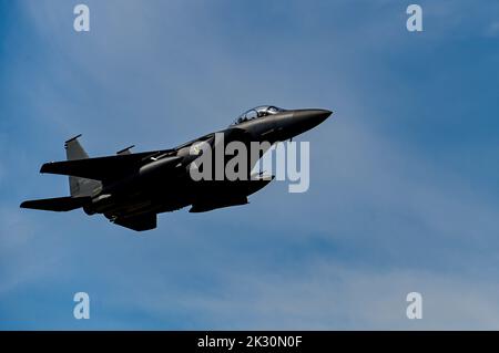 Ein dem Kampfgeschwader 110. zugeordneter Slam Eagle der koreanischen Luftwaffe F-15K schwebt während des Routinetrainings auf dem Kunstan Air Base, Republik Korea, am 22. September 2022 durch den Himmel. Während des Trainings verstärkten ROKAF und US-Piloten die Interoperabilität der Streitkräfte, indem sie Luft-zu-Luft- und Luft-zu-Boden-Taktiken übten. (USA Luftwaffe Foto von Senior Airman Shannon Braaten) Stockfoto