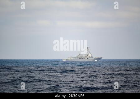 Der Arleigh Burke-Klasse Lenkflugkörper-Zerstörer USS John Finn (DDG 113) segelt neben dem Arleigh Burke-Klasse Lenkflugkörper-Zerstörer USS Shoup (DDG 86) im Pazifischen Ozean, 16. September 2022. Shoup war im Gange, um an einem Live Fire mit Einer Zweckübung teilzunehmen. (USA Navy-Foto von Neil Mabini) Stockfoto