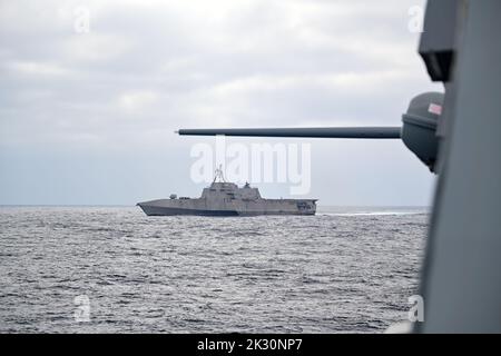 Das Litoral Combat Ship USS Kansas City (LCS 22) der Independence-Klasse fährt am 16. September 2022 neben dem Arleigh Burke-Klasse Lenkflugkörper-Zerstörer USS Shoup (DDG 86) im Pazifischen Ozean. Shoup war im Gange, um an einem Live Fire mit Einer Zweckübung teilzunehmen. (USA Navy-Foto von Neil Mabini) Stockfoto