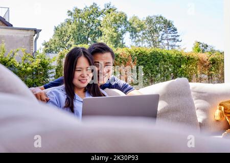 Glückliche, reife Freiberufler, die am Laptop arbeiten Stockfoto