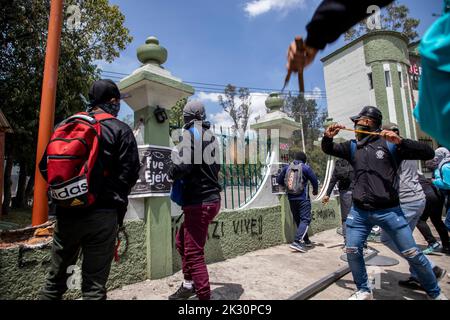 Mexiko Stadt, Mexiko. 23. September 2022. Demonstranten, die gegen das Verschwinden von 43 Studenten der Escuela Normal Rural 'Raúl Isidro Burgos', einer High School in Ayotzinap, protestieren, werfen vor einem Militärstützpunkt Steine auf Soldaten. In wenigen Tagen wird es der achte Jahrestag der Entführung von Studenten in Mexiko sein. Demonstranten protestieren gegen die Polizei. Quelle: Jair Cabrera Torres/dpa/Alamy Live News Stockfoto