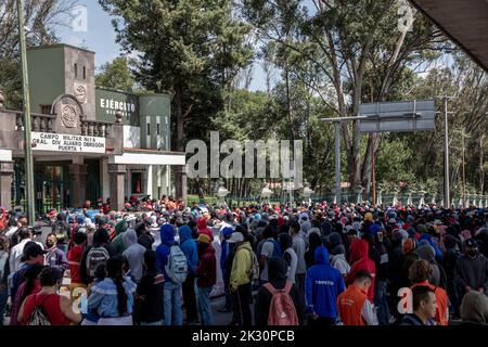 Mexiko Stadt, Mexiko. 23. September 2022. Demonstranten, die gegen das Verschwinden von 43 Studenten der Escuela Normal Rural 'Raúl Isidro Burgos', einer High School in Ayotzinap, protestieren, stehen vor der Militärbasis 1. In wenigen Tagen wird es der achte Jahrestag der Entführung von Studenten in Mexiko sein. Demonstranten protestieren gegen die Polizei. Quelle: Jair Cabrera Torres/dpa/Alamy Live News Stockfoto