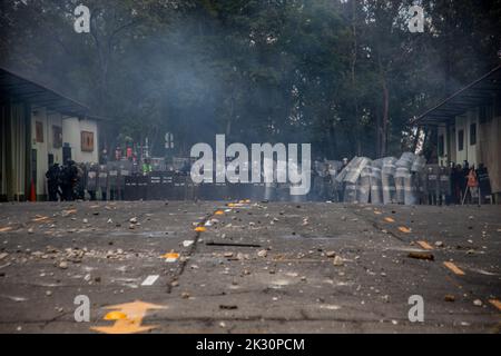 Mexiko Stadt, Mexiko. 23. September 2022. Polizei und Soldaten blockieren die Straße während einer Demonstration gegen das Verschwinden von 43 Studenten der Escuela Normal Rural 'Raúl Isidro Burgos', einer High School in Ayotzinap. In wenigen Tagen wird es der achte Jahrestag der Entführung von Studenten in Mexiko sein. Demonstranten protestieren gegen die Polizei. Quelle: Jair Cabrera Torres/dpa/Alamy Live News Stockfoto