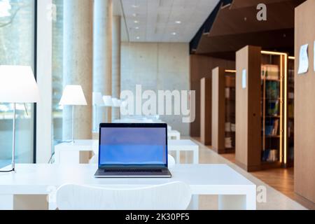 Laptop auf dem Schreibtisch in der Bibliothek Stockfoto
