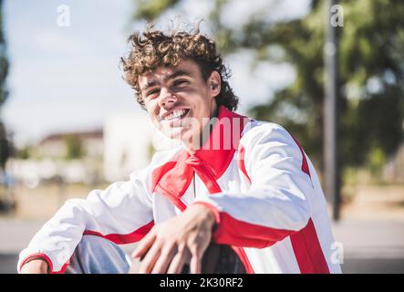Glücklicher junger Mann, der einen sonnigen Tag genießt Stockfoto
