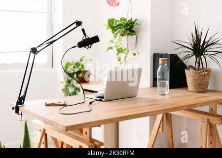 Laptop und Mikrofon auf dem Tisch im Heimstudio Stockfoto