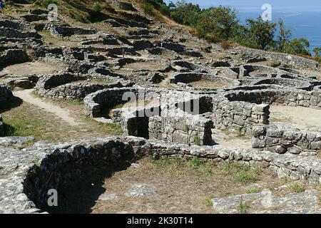 Ruinen von antiken keltischen Siedlungssteinhäusern in Castro de Santa Trega archäologische Stätte mit Blick auf den Fluss Minho, Pontevedra, Spanien, Euro Stockfoto