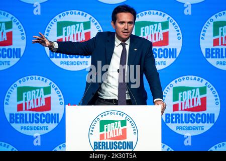 Mailand, Italien. 23. September 2022. Alessandro Cattaneo von der italienischen rechten Partei Forza Italia spricht während einer Kundgebung im Rahmen des Wahlkampfs für die Parlamentswahlen. Die Italiener stehen am 25. September bei den Parlamentswahlen an der Wahl. Kredit: Nicolò Campo/Alamy Live Nachrichten Stockfoto